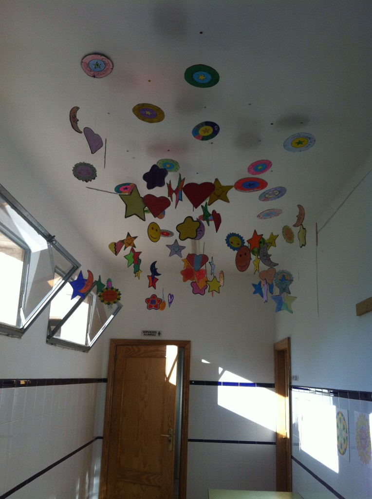 Hemos decorado nuestros pasillos de secundaria con unos móviles realizados con material reciclado el resultado ha sido espectacular y la implicación de los niños máxima. teniendo en cuenta que mis […]
