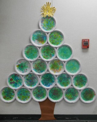 ARBOL DE NAVIDAD CON PLATOS DE PLASTICO PINTADOS