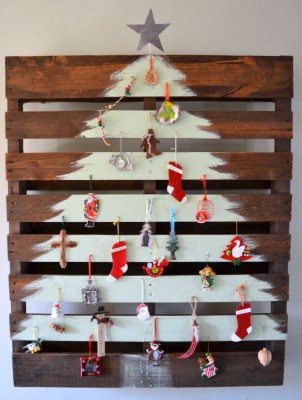 ARBOL DE NAVIDAD PALET Y PINTURA BLANCA