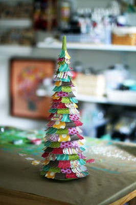 ARBOL DE NAVIDAD PEQUEÑO CONO DE CARTON Y PAPEL DE COLORES