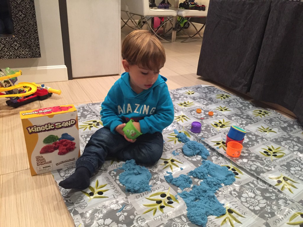 Nuestros amigos de http://www.hoptoys.es/, nos han mandado un estupendo material para nuestro hijo LUCA se trata ARENA KINETIC una espectacular masa sensorial con la que nuestro hijo disfruta muchísimo.   […]