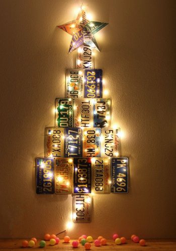 arbol-de-navidad-con-placas-de-matricula