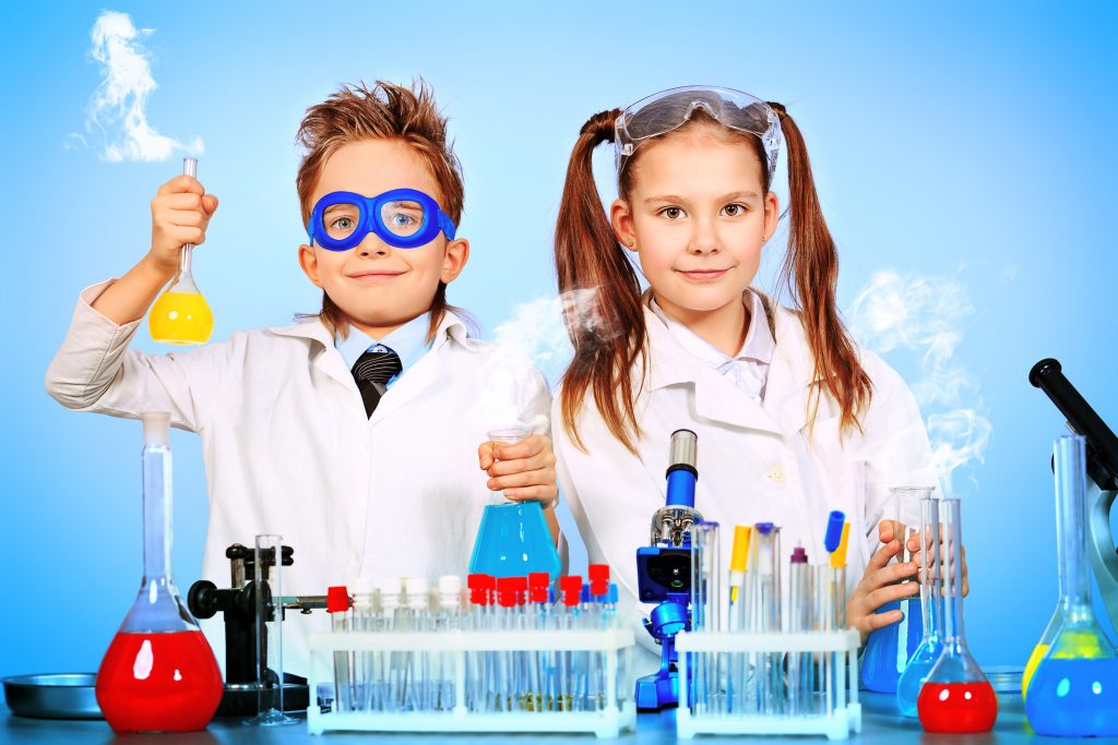 Si algo tienen en común los científicos y los niños es su curiosidad, sus ganas de conocer y de saber más; de jugar con el mundo y sacudirlo para que […]