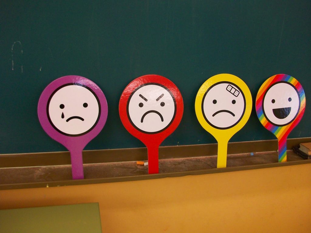   Estas simpáticas marionetas de palo con forma de piruletas, que nos ayudarán a trabajar el mundo de las emociones con los más pequeños. Las utilizaremos  para que los niños […]