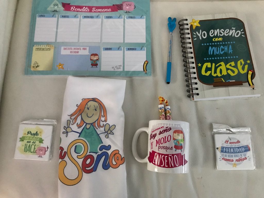 ¿Buscas un REGALO original y molón para PROFES Y SEÑOS? En www.latiendadelaseño.com encontrarás el detalle perfecto para los amantes de la docencia. La tienda de La Seño es una tienda online con […]