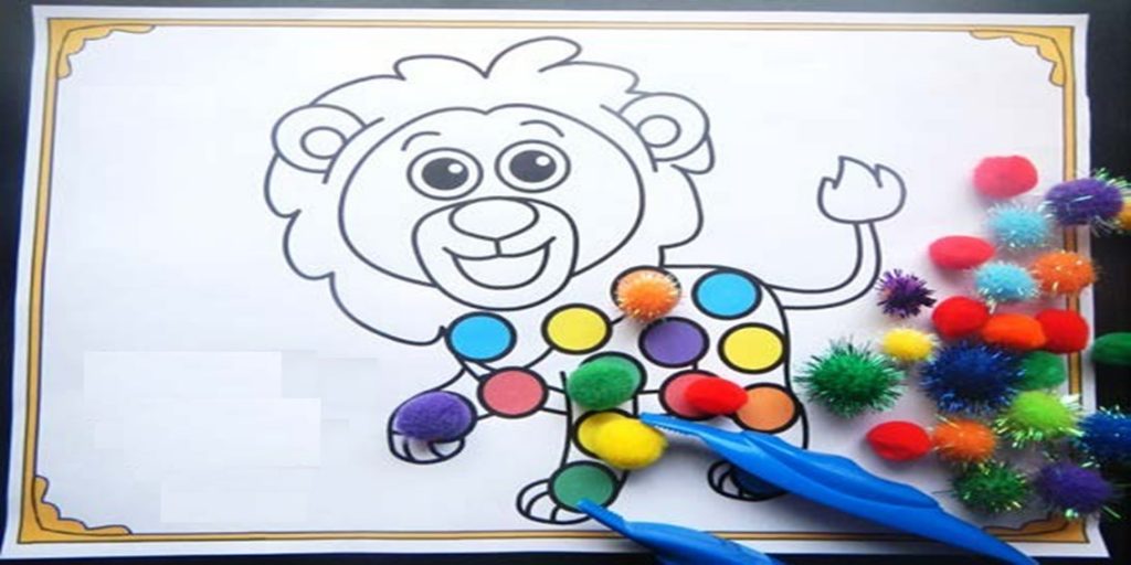 Trabajamos la atención visual con pompones de colores  de una forma divertida rellenado el cuerpo de unos divertidos animalitos.