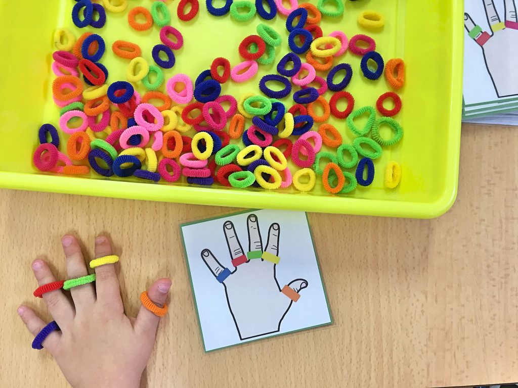 En clase ya lo hemos probado. Les gusta, de forma libre, llenarse sus deditos de gomas haciendo, a veces, combinaciones casi imposibles. Cuando me siento en este rincón, a jugar [&hellip;]