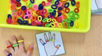 En clase ya lo hemos probado. Les gusta, de forma libre, llenarse sus deditos de gomas haciendo, a veces, combinaciones casi imposibles. Cuando me siento en este rincón, a jugar […]