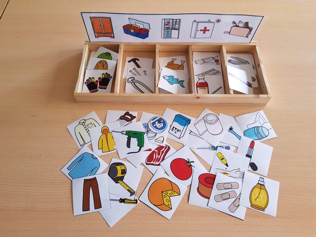 Material manipulativo tipo TEACCH para trabajar el léxico, la semántica y el razonamiento lógico identificando y asociando los lugares donde se guardan distintos objetos, vestidos, medicinas, herramientas y alimentos. Otro […]