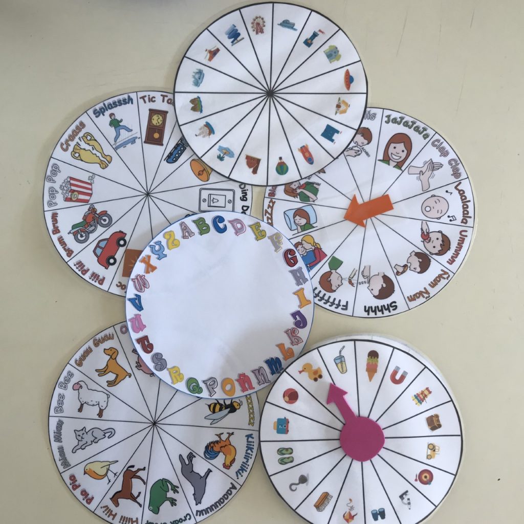 Os dejamos unas sencillas ruletas para que Las podéis utilizar como vosotros queraís! Viva la imaginación! Tenéis 3, una de cada categoría. Personajes Objetes Espacios Yo de momento las he […]