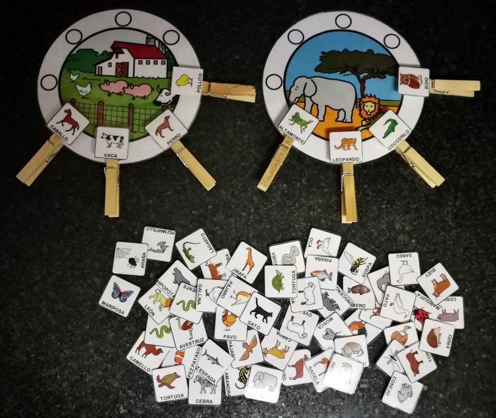 Material manipulativo tipo TEACCH para trabajar el aprendizaje de vocabulario y la semántica a través de la clasificación de los animales, atendiendo a tres criterios: – Animal doméstico o salvaje. […]