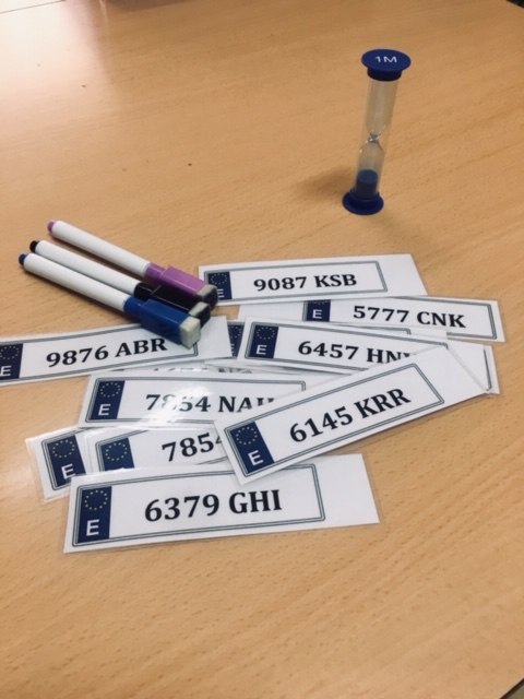 Esta actividad la trabajo de la siguiente forma: una vez plastificadas las matrículas de forma individual, y recortadas, le doy a cada niño/a un montón de matrículas y deben ir calculando mentalmente el resultado […]