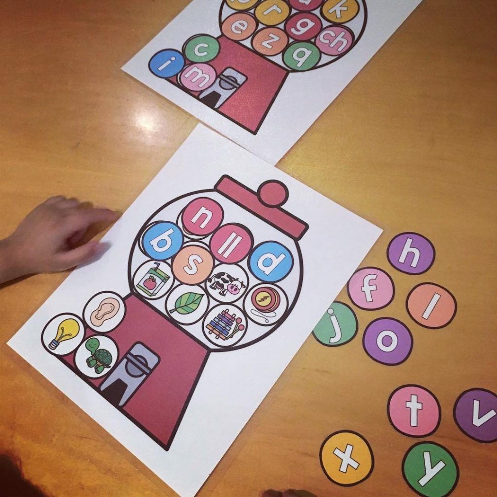 Esta máquina de chicles es un juego muy sencillo: el objetivo es enseñar a los peques a asociar fonema-grafema-imagen con el sonido inicial. Incluye la CH y la LL, que […]