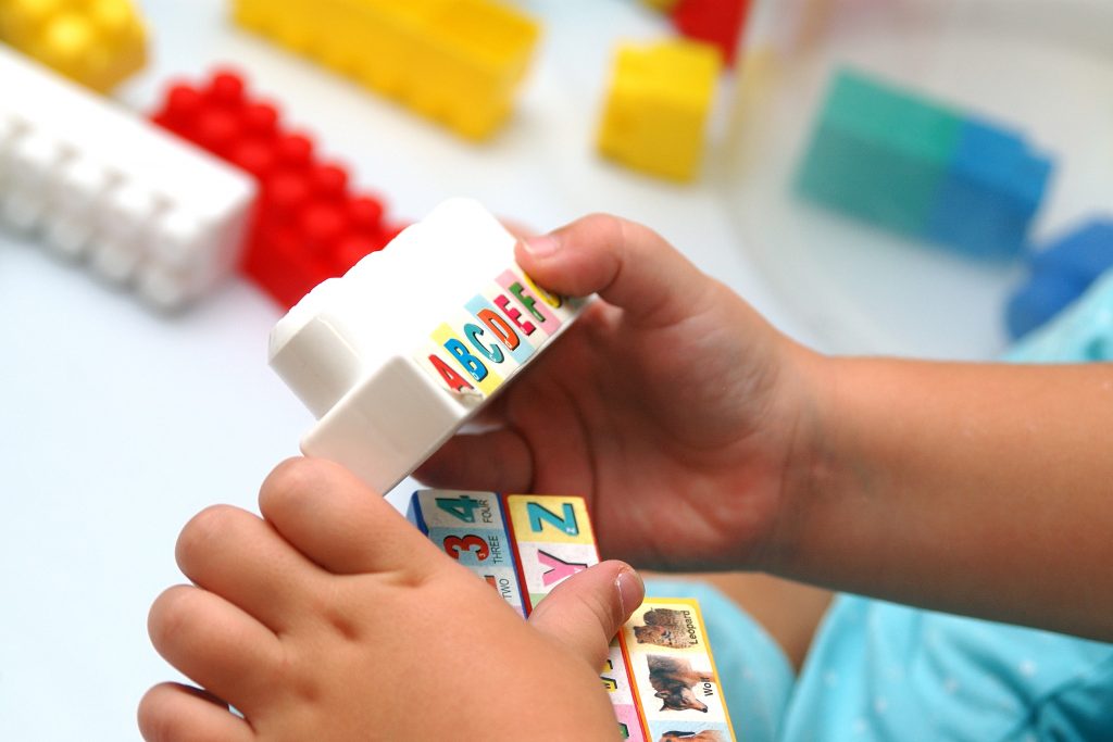 La propuesta se fundamenta en un modelo natural de la facilitación de la comunicación, cuyo objetivo es potenciar el desarrollo de los principales canales sensoriales, facilitando la interacción del niño […]