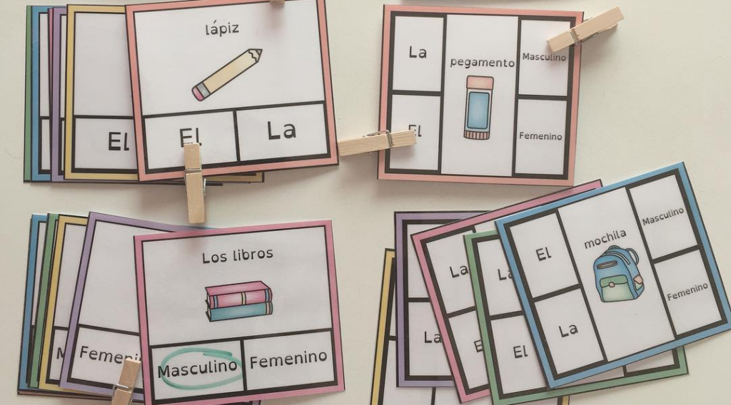 Tarjetas Artículos determinados: masculino y femenino Tarjetas para trabajar los artículos determinados definidos, masculino y femenino: el la los las Vocabulario objetos de clase/colegio
