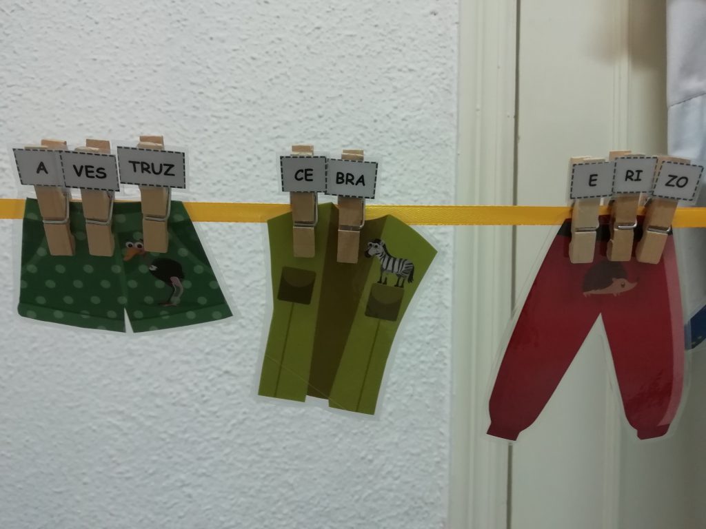 Dentro del desarrollo de la conciencia silábica no es lo mismo separar una palabra dando una palmada por cada sílaba o pronunciando las sílabas aisladas que sentarse frente a una [&hellip;]