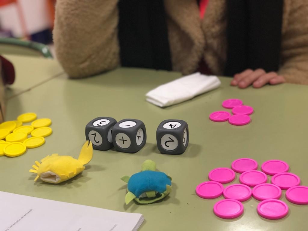 Juego de razonamiento matemático para niños de edades comprendidas entre 3 a 7 años, una de nuestras últimas adquisiciones para el aula. “Juego de Clasificar Colores y Aprender a Contar” […]