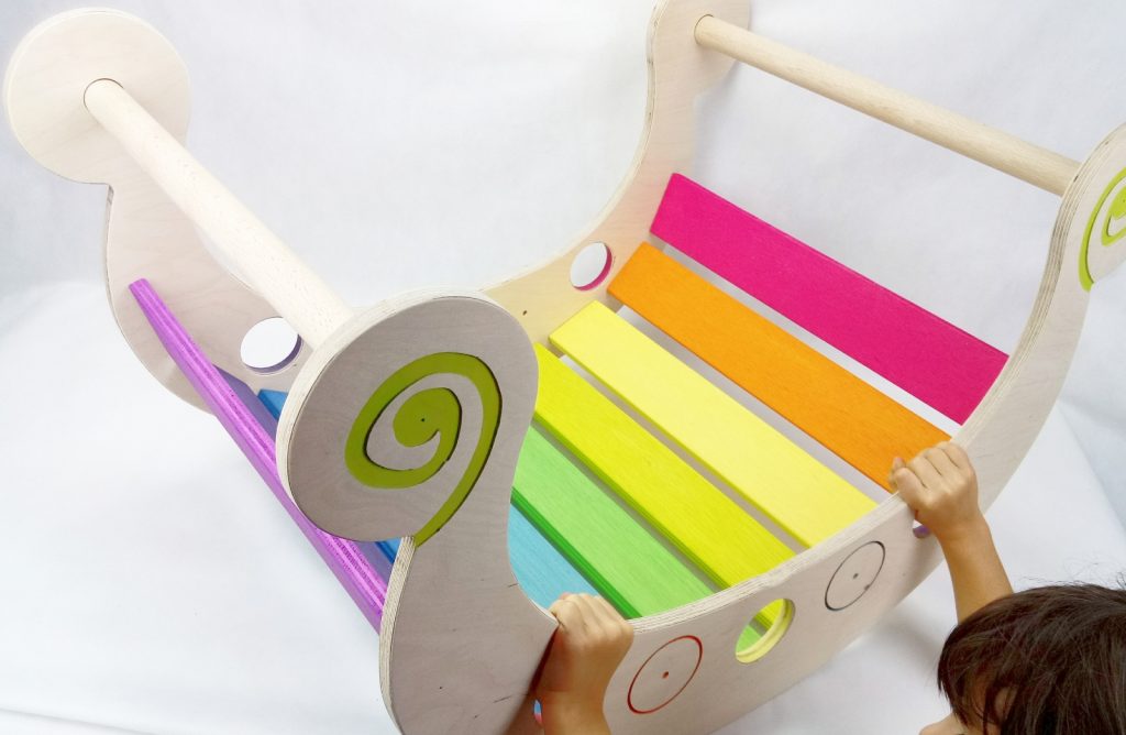 Os presentamos un fenomenal  juguete de madera que además contribuye a favorecer el aprendizaje en las y los peques, mientras experimentan y juegan con ellos, fomentando así el desarrollo de […]