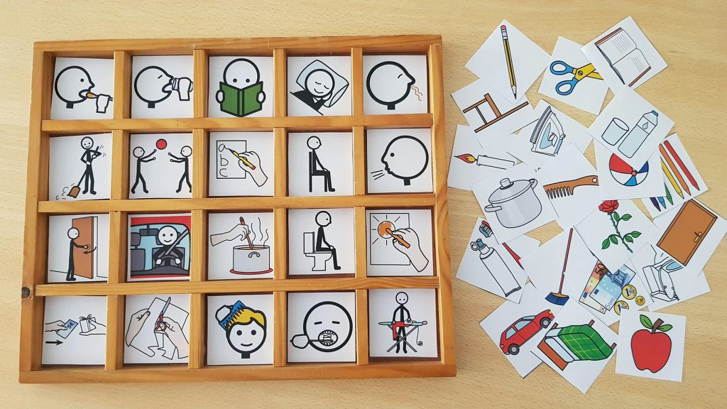 Material manipulativo tipo TEACCH para trabajar la asociación de diferentes acciones con sus objetos correspondientes. A través de este material, podemos trabajar el razonamiento lógico, la comprensión-expresión oral y el […]