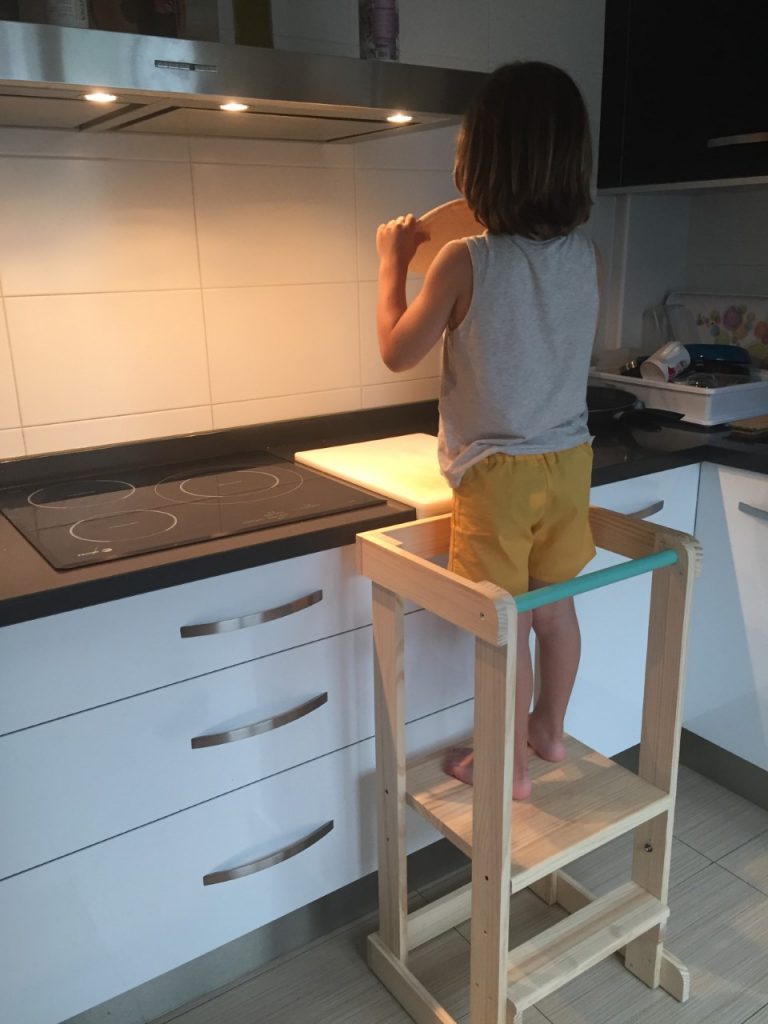 La torre de aprendizaje es, una estructura que permite al niñ@ desarrollar actividades a la misma altura, y junto al resto de la familia, de manera más independiente y sobretodo […]