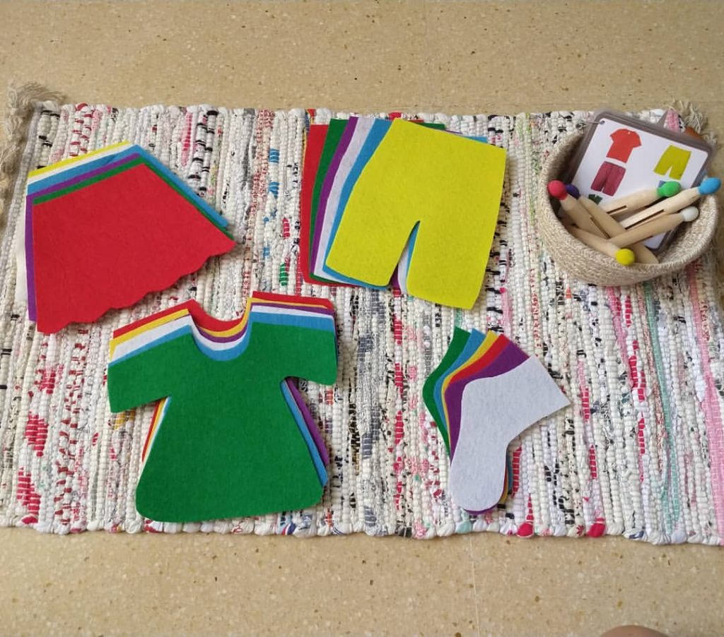 Qué ropa vamos a tender????? Tendremos que fijarnos muy bien lo que nos dice la tarjeta. Relacionar color de la pinza con la pieza de ropa. Identificar, hacer correspondencia, reconocer […]