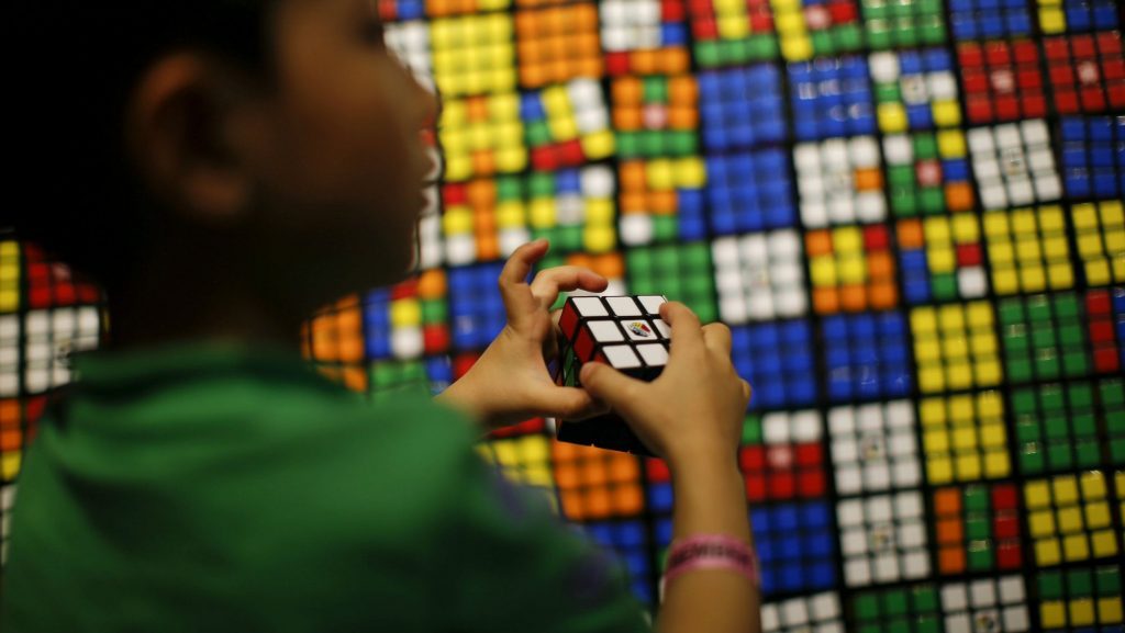 Os presentamos este interesante artículo gracias a nuestros amigos de ludokubo de como emplear el cubo de rubik y algunas de sus variadades dentro de nuestras aulas. la revolución de […]
