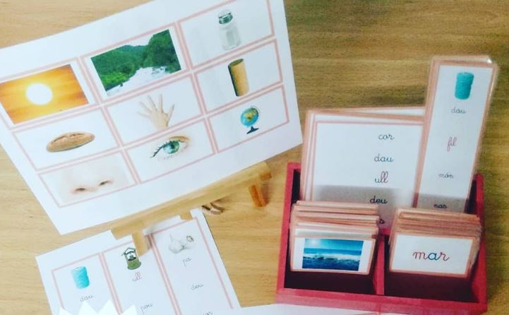 Esta es la segunda caja y se identifica con el color Rosa. En esta caja se trabaja la primera sílaba. Puesto que en la primera van conociendo el sonido de […]