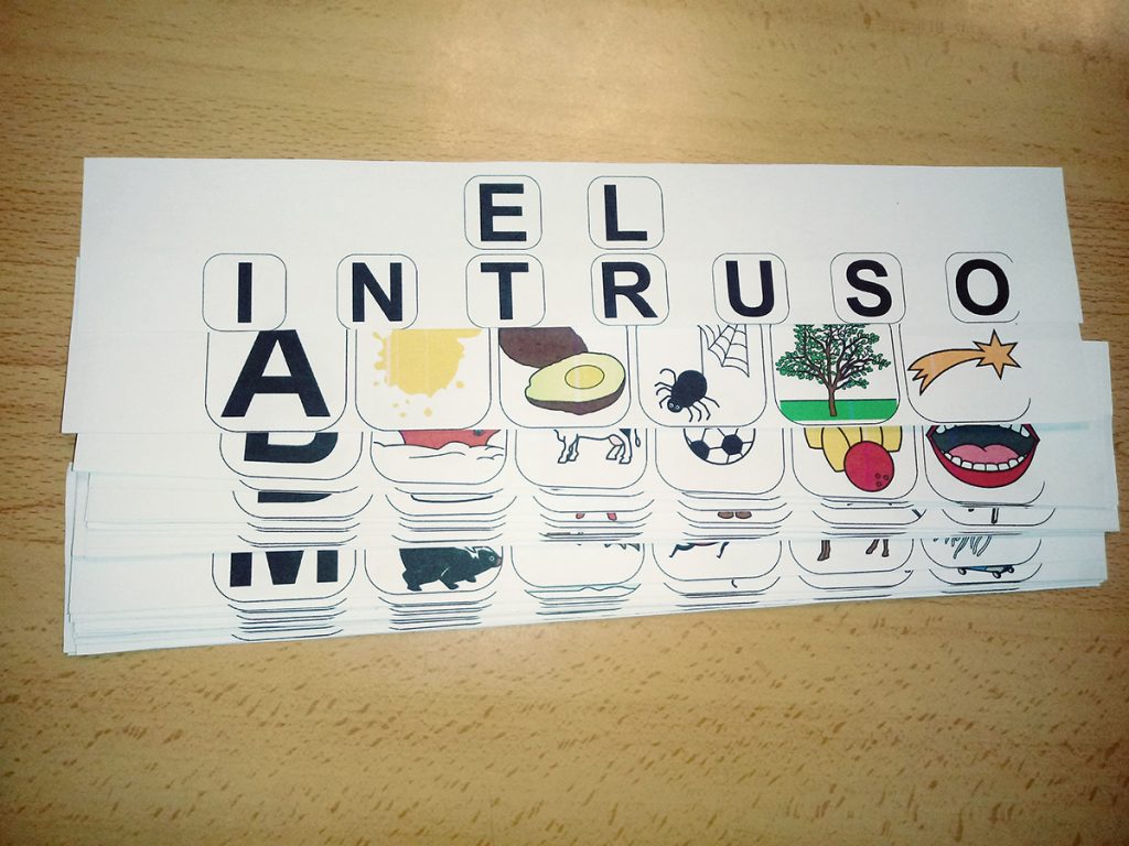 Busca el intruso que no empieza por la letra … Material para trabajar la conciencia fonológica identificando la palabra intrusa de una serie en las que el resto de las palabras comienzan por el mismo fonema o grafía.