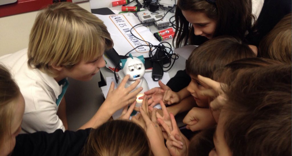 Hoy os vamos a hablar de nuestra primera toma de contacto con el robot AisoyLab con el que ya hemos trabajado dentro del aula tanto en infantil como en el […]