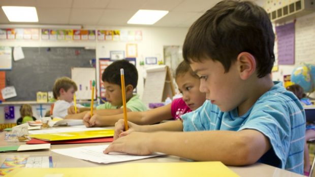 Escribir a mano hace que los niños sean más inteligentes según recientes la ciencia