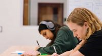 Las personas residentes en España provenientes de países extranjeros y que posean una titulación homologable al bachillerato o estudios de formación profesional equivalentes al sistema educativo español, pueden acceder a […]